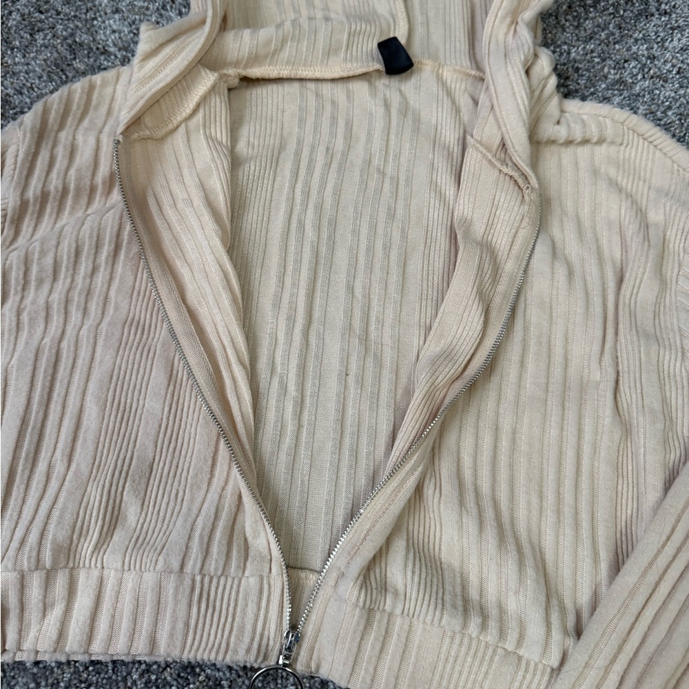 Beige Cropped Zip-Up! - Picture 4 of 8